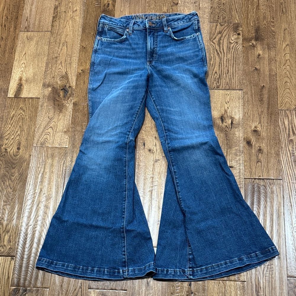 Women's Wrangler Hi Rise Flare Jeans. Sz 29x32